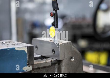 Arbeitskoordinatenmessgerät-Sonde CMM bei Fräsarbeiten. Qualitätskontrolle der Sensoren nach der Bearbeitung von CNC-Industriemetallen. Stockfoto