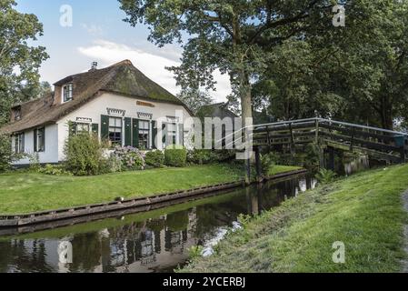 Giethoorn, Niederlande, 5. August 2016: Das Dorf Giethoorn ist einzigartig in den Niederlanden wegen seiner Brücken, Wasserstraßen und typischen Boote calle p Stockfoto