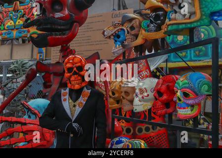 El Volador Manufacturing Skulls for Day of Dead Parade Ein Glasfaser- und Harzstück für allegorische Wagen, das im Rahmen der Mega Day of the Dead Parade verwendet wird, ist eine der Werkstätten, die für die Herstellung der Wagen, Kostüme und der monumentalen Ajolote-Puppe zuständig sind, die die nächste Dia de Muertos-Parade in Mexiko-Stadt leiten wird. Am 22. Oktober 2024 in Mexiko-Stadt. Mexico City CDMX Mexico Copyright: XCarlosxSantiagox Stockfoto