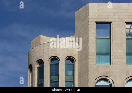 Madrid, Spanien, 24. September 2022: Bürogebäude auf dem Emilio Castelar-Platz in der Castellana Avenue. Stein- und Glasfassade, Europa Stockfoto