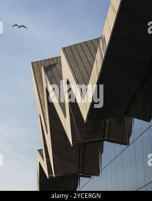 Glasgow, Großbritannien, 6. Dezember 2023: Riverside Museum von Zaha Hadid Architect im Yorkhill-Viertel von Glasgow, Schottland. Verkehrsmuseum Stockfoto