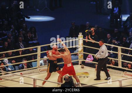 28-11-2015 Düsseldorf Deutschland. Tyson Fury und Wladimir Klitschko in der Mitte des Boxrings, einige Aktionen Stockfoto