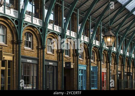 LONDON, Großbritannien, 25. August 2023: Innenansicht des Covent Garden Market. Covent Garden liegt im West End von London und ist bekannt für seine luxuriöse Fashionik Stockfoto