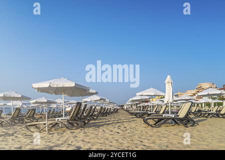 Liegestühle und Sonnenschirme an einem wunderschönen Strand am Sonnenstrand an der Schwarzmeerküste Bulgariens Stockfoto