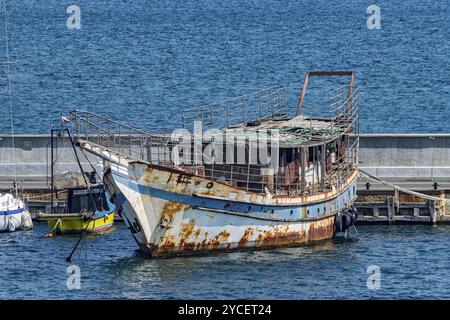 Altes Fischerboot verrostet an einem Hafen Hafen in Nessebar antike Stadt an der bulgarischen Schwarzmeerküste angedockt. Altes Fischerboot mit Rost angedockt an einem Harb Stockfoto