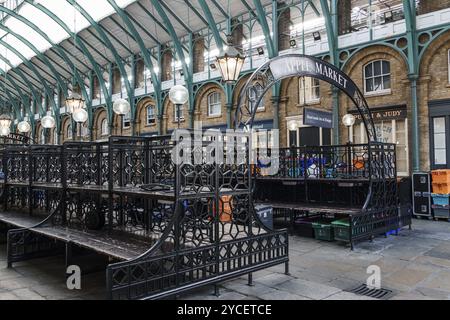 LONDON, Großbritannien, 25. August 2023: Innenansicht des Covent Garden Market. Covent Garden liegt im West End von London und ist bekannt für seine luxuriöse Fashionik Stockfoto