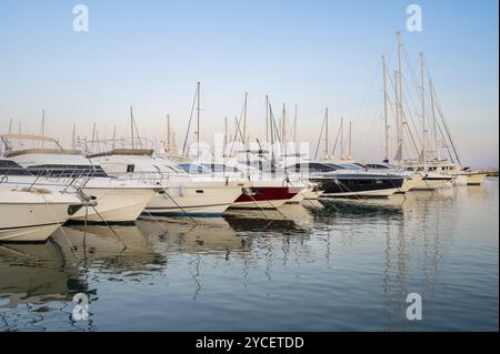 Malerischer Blick auf Yatchs, die am Cambrils Dock bei Sonnenuntergang ankern, Katalonien, Spanien. Stockfoto