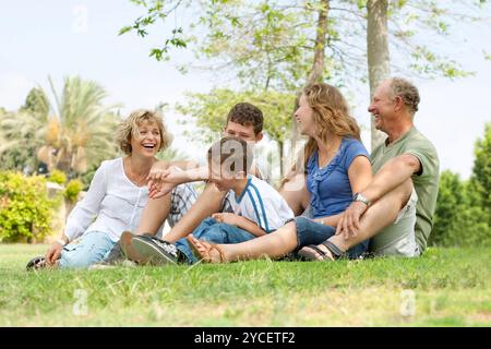 Porträt der Großfamilie am sonnigen Tag im Park entspannen und gute Zeit Stockfoto