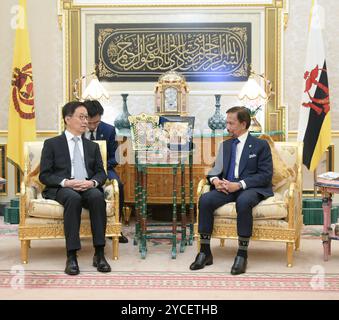 Bandar Seri Begawan, Brunei. Oktober 2024. Der chinesische Vizepräsident Han Zheng trifft sich am 22. Oktober 2024 in Bandar Seri Begawan in Brunei mit Sultan Haji Hassanal Bolkiah Mu'izzaddin Waddaulah. Quelle: Gao Jie/Xinhua/Alamy Live News Stockfoto