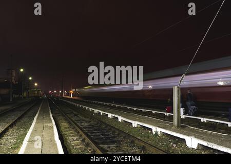 Der Zug fährt an einem ländlichen Bahnhof in Arad, Rumänien, Europa Stockfoto