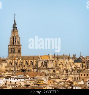 Teleobjektiv-Blick auf die Kathedrale von Toledo. Die Primatiale Kathedrale der Heiligen Maria von Toledo ist eine römisch-katholische Kirche in Toledo, Spanien. Es ist der Stockfoto