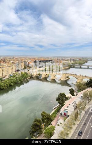 Aus der Vogelperspektive auf Saragossas Stadtbild und Steinbrücke über den Ebro Fluss vom Pilar Basilika Turm. Saragossa, Spanien, Europa Stockfoto