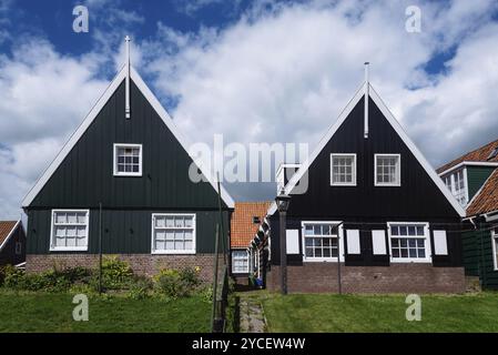 Marken, Niederlande, 08. August 2016. Malerische traditionelle Häuser in Marken. Es ist bekannt für seine charakteristischen Holzhäuser und traditionellen Trachten Stockfoto