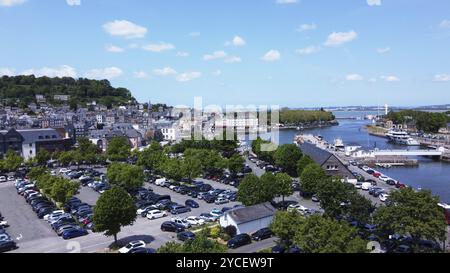 Beeindruckender Blickwinkel auf Autos auf Parkplätzen im Urlaub in Honfleur und der Bucht La Morelle (Bassin de L'Est und Leuchtturm am Punkt außerhalb der seine Riv Stockfoto