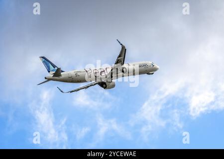 Ponta Delgada, Portugal, 9. Juli 2022: Azores Airlines Airbus A321-253NX, ruhiger Abflug vom Flughafen. Airbus A321 mit dem ruhigen Thema Fliegen Stockfoto