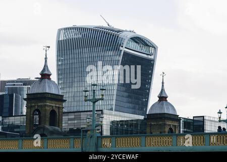 London, UK, 26. August 2023: Stadtbild von London an der Themse. Southwark Bridge Stockfoto