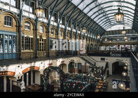 LONDON, Großbritannien, 25. August 2023: Innenansicht des Covent Garden Market. Covent Garden liegt im West End von London und ist bekannt für seine luxuriöse Fashionik Stockfoto