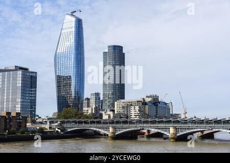 LONDON, UK, 26. August 2023: Stadtbild von London an der Themse. Southbank Stockfoto