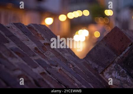 Geringe Tiefe des Feldes und Nahaufnahme einer mittelalterlichen Ziegelmauer bei Sonnenaufgang mit schönen Farben im Hintergrund Stockfoto