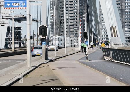 Rotterdam, Niederlande, 8. Mai 2022: Überquerung und Fahrzeuge auf der Erasmusbrug-Brücke über die neue Maas. Sonniger Frühlingstag Stockfoto