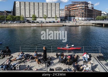 Kopenhagen, Dänemark, 11. August 2016: Menschen genießen an einem sonnigen Sommertag in Europa auf einer Terrasse am Ufer von Kopenhagen Stockfoto