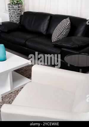 Moderne zweifarbige Stoff Couch im Wohnzimmer Stockfoto