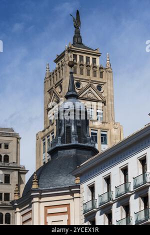 Madrid, Spanien, 19. Mai 2024: Nummer 23 in der Alcala Straße, berühmtes Gebäude von La Union und der Fenix, eines der ersten Wolkenkratzer in Madrid, bestimmt Stockfoto