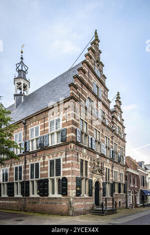 Naarden, Niederlande, 5. August 2016: Altes Backsteinhaus in der Stadt Naarden bei Sonnenuntergang. Naarden wurde zu einer befestigten Garnisonsstadt mit einem Stockfoto