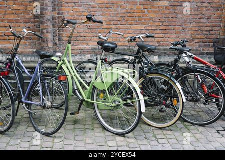 Kopenhagen, Dänemark, 11. August 2016. Fahrräder parken in einem alten Backsteinhaus in Kopenhagen, Europa Stockfoto