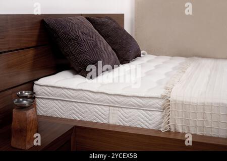 Moderne Luxus-Zimmer mit Doppelbett Stockfoto