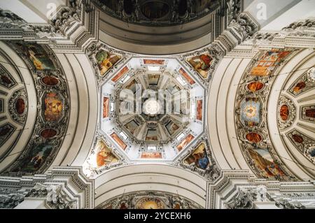 Salzburg, Österreich, 29. April 2015: Franziskanerkirche. Innenansicht mit niedrigem Winkel. Salzburg ist bekannt für seine barocke Architektur und war die Geburtsstätte Stockfoto