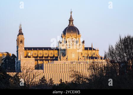 Almudena Kathedrale von Madrid. Panoramablick mit Teleobjektiv. Kathedrale Santa Maria la Real de La Almudena. Blick bei Sonnenuntergang Stockfoto