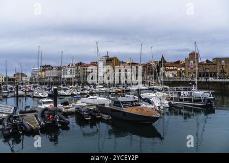 Gijon, Spanien, 28. März 2024: Der Hafen von Gijon, Asturien, ein bewölkter Tag, Europa Stockfoto