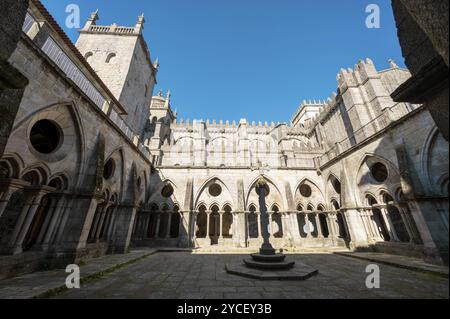 Porto, Portugal, 8. Februar 2023: Innere der Kathedrale von Porto SE do Porto, diese Kathedrale befindet sich im Zentrum von Porto und ist eine der Städte Stockfoto