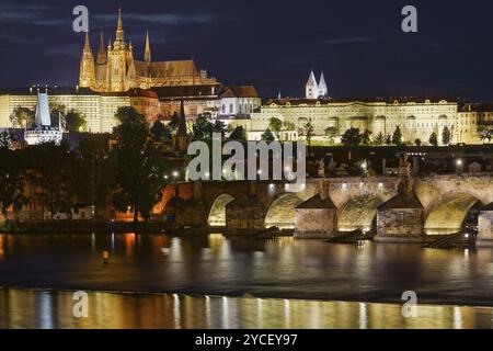 Karlsbrücke und HradDany bei Nacht, Prag, Tschechische Republik, Europa Stockfoto