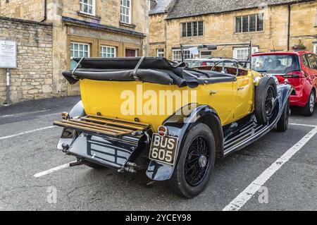 Chipping Campden, Großbritannien, 12. August 2015: Straße in Stow on the Wold mit einem alten, gelben Luxusauto Stockfoto