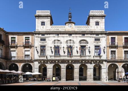 Avila, Spanien, 11. September 2022: Plaza of Mercado Chico in der Altstadt, Europa Stockfoto