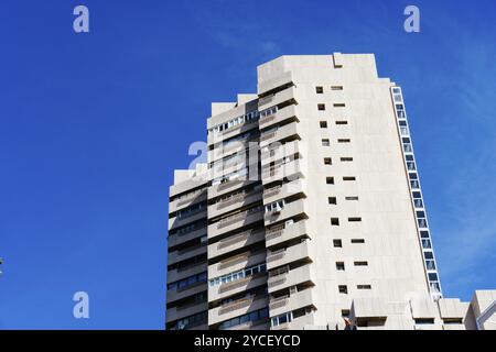 Madrid, Spanien, 26. September 2021: Blick auf das Wohnhochhaus Torre de Valencia vor dem Retiro Park. Wohngebäude mit Betonfassade Stockfoto