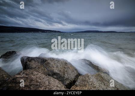 Wellen schlagen gegen Steine auf dem See unter windigem Himmel, Hafen, Mittelzell, Reichenau, Bodensee, Baden-Württemberg, Deutschland, Europa Stockfoto