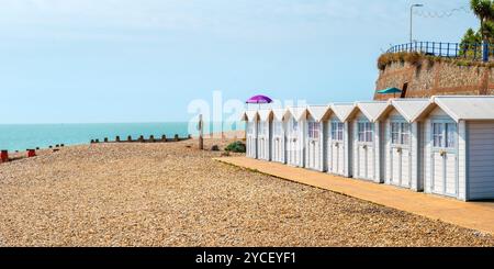 Panoramablick auf die Uferpromenade und die Strandhütten in Eastbourne. East Sussex, England Stockfoto