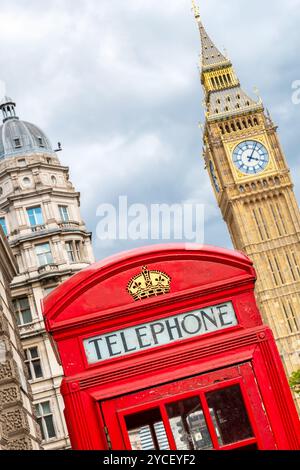 Rote Telefonzelle vor dem Big Ben Tower. London, England. Selektiver Fokus Stockfoto