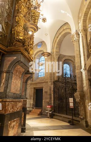 Santiago de Compostela, Spanien, 9. Februar 2023: Innere der Kathedrale von Santiago de Compostela, Galicien, Spanien Stockfoto