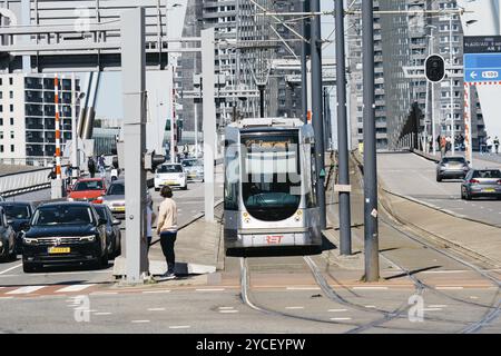Rotterdam, Niederlande, 8. Mai 2022: Überquerung und Fahrzeuge auf der Erasmusbrug-Brücke über die neue Maas. Sonniger Frühlingstag Stockfoto