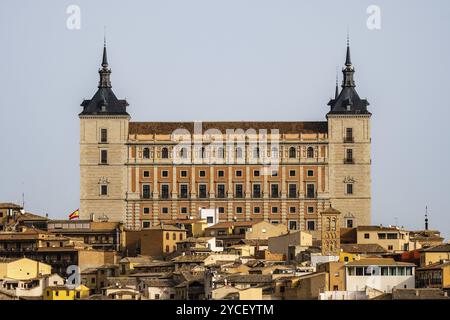 Blick auf Alcazar von Toledo. Es ist eine Festung aus der Renaissance aus Stein im höchsten Teil von Toledo. Während des spanischen Bürgerkriegs, Nationalis Stockfoto