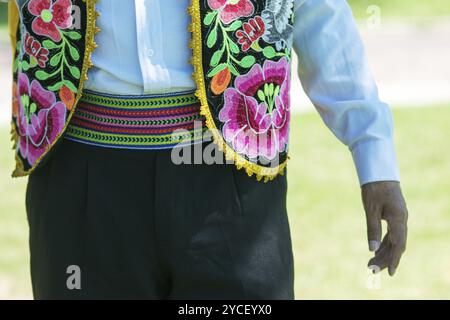 Porträt eines Mannes, der Huayno tanzt, ein traditionelles musikalisches Genre, das typisch für die Andenregion Peru, Bolivien, Nordargentinien und Nord-Chile ist Stockfoto