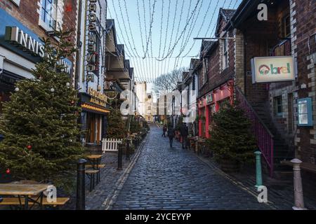 Glasgow, Großbritannien, 6. Dezember 2023: Blick auf die Ashton Lane. Es ist eine trendige Gegend mit Pubs in der Nähe der University of Glasgow im West End Stockfoto