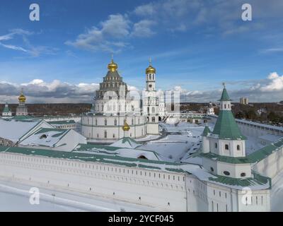 Die neue (Novy) Jerusalem (sog.) orthodoxe Kathedrale bei Moskau in der Stadt Istra (Region Moskau). Sonniger Wintertag und goldene Kuppeln erstrahlen Stockfoto