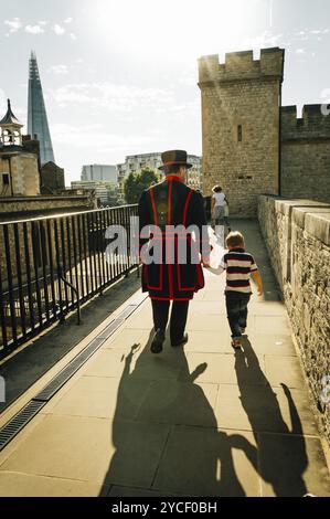 LONDON, UK, 21. AUGUST 2015: Yeoman Warder und Sohn im Tower of London. Die Yeomen Warders sind im Volksmund als die Beefeater bekannt und sind zeremoniell Stockfoto