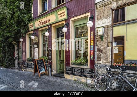 Gent, Belgien, 31. Juli 2016: Malerisches Restaurant mit geparkten Fahrrädern und Blumen in Gent, Europa Stockfoto