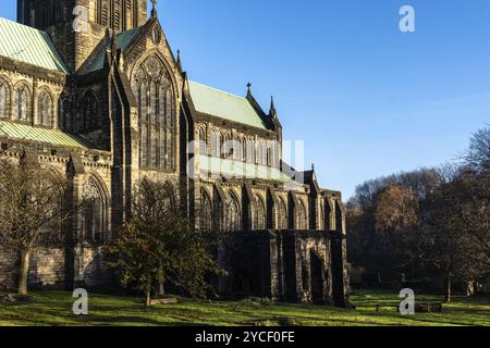 Außenansicht der Kathedrale von Glasgow. Schottland, Großbritannien. Die Kathedrale von Glasgow ist die älteste Kathedrale auf dem schottischen Festland Stockfoto